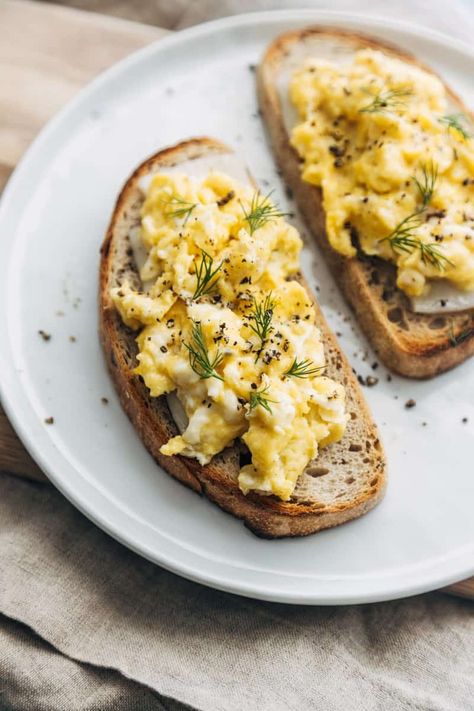 Classic Scrambled Egg & Cheese Toast Pastrami Sandwich Recipe, Scrambled Egg Sandwich, Breakfast Eggs Scrambled, Scrambled Eggs Recipe, Egg Bake, Egg Cheese, Egg Sandwich, Scrambled Egg, Cheese Toast