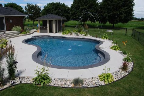 Landscaping Around Pool, Pool Dekor, Inground Pool Designs, Inground Pool Landscaping, Pools Backyard Inground, Swimming Pool Landscaping, Pool Landscape, Pool Landscape Design, Family Pool