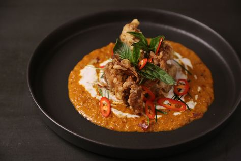 Thai Soft Shell Crab Curry Thai Soft Shell Crab Recipe, Smokehouse Ideas, Soft Shell Crab Recipe, Fried Soft Shell Crab, Crab Curry, Fine Dining Menu, Gourmet Food Plating, Prawn Curry, Soft Shell Crab