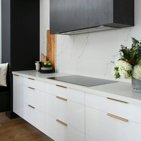 Freedom Kitchens on Instagram: “It’s the great handle debate! Whether you're creating a bold and beautiful look with metallic handles or a seamless and satisfying bank of…” White Glossy Kitchen, White Kitchen Cabinet Handles, Clinic Aesthetic, High Gloss White Kitchen, White Kitchen Makeover, Brass Kitchen Handles, Mod Kitchen, Glossy Kitchen, White Gloss Kitchen