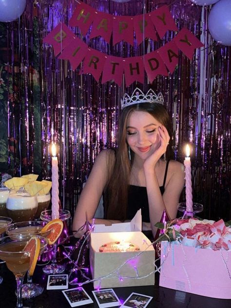 17 Doğum Günü, 14th Birthday Party Ideas, 18th Birthday Party Themes, Seventeenth Birthday, 17th Birthday Ideas, Glow Birthday Party, Bestie Birthday, Glow Birthday, Cute Birthday Pictures