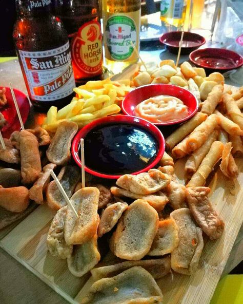 Filipino Streetfood & Pulutan (Booze appetizer) Tusok Tusok Food, Tusok Tusok Street Food, Streetfood Ideas, Streetfood Aesthetic, Pinoy Street Food, Filipino Aesthetic, Boho Cafe, Filipino Street Food, Filipino Cuisine