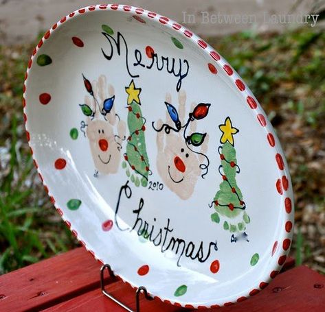 Painted Christmas Gifts, Maluchy Montessori, Painting Pottery, Christmas Platter, Footprint Crafts, Christmas Plate, Handprint Crafts, Navidad Diy, Mom Christmas