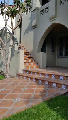 Style Hacienda, Spanish Exterior, Rustic Staircase, Spanish Garden, Saltillo Tile, Mexico House, Tile Stairs, Exterior Stairs, Patio Tiles