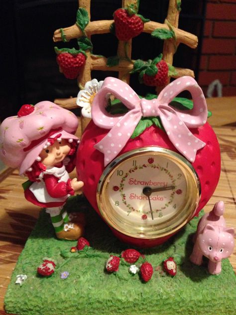 Strawberry shortcake clock ! So pretty ! Strawberry Shortcake Kitchen, Strawberry Shortcake Room Decor, Strawberry Shortcake Stuff, Strawberry Shortcake Decor, Strawberry Shortcake Bedroom, Strawberry Shortcake Room, Strawberry Shortcake Nursery, Strawberry Clock, Strawberry Room