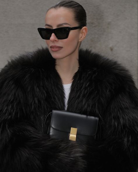 #celinebag #fauxfur #furlook #blackoutfit #fashiondetails Celine Sunglasses, Ami Paris, Celine Bag, One Color, Daily Fashion, Faux Fur, Sunglasses, Black And White, Paris