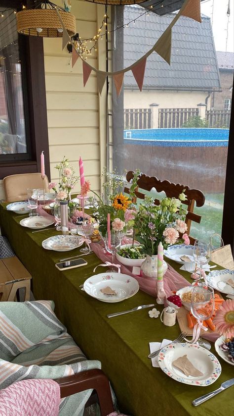 Green Garden Party Decorations, Whimsical Dinner Party Table Settings, Birthday Setup Ideas, Mimi Birthday, 18th Birthday Party Themes, Party Ideas Birthday, 25th Birthday Parties, Birthday Dinner Party, Garden Party Birthday