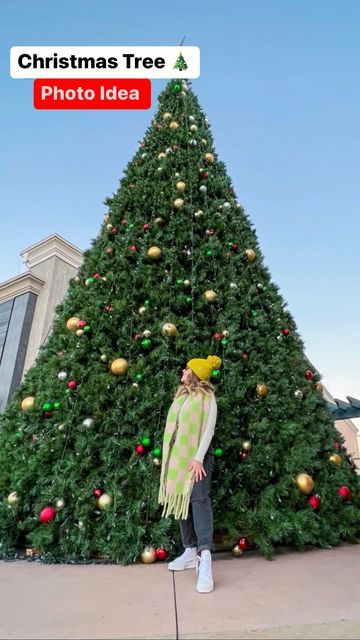 Poses In Front Of Christmas Tree, Pose With Christmas Tree, Christmas Tree Poses Instagram, Christmas Tree Poses, Christmas Tree Outside, Christmas Pic, Festive Crafts, Picture Stand, Tree Pose