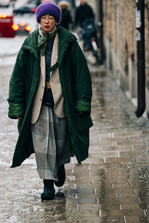 Sweden Street Style, Layering Street Style, Layered Winter Outfits, Winter Mode Outfits, Stockholm Fashion Week, Vest Layering, Fashion Background, Stockholm Street Style, Fashion Forms