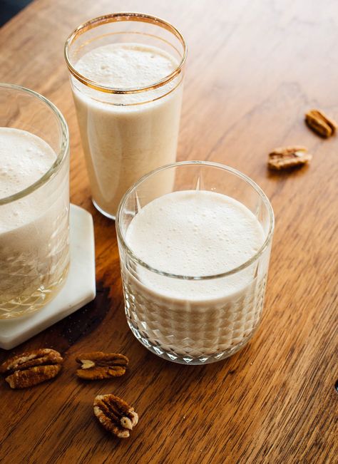 Learn how to make pecan milk with this easy recipe! I love pecan milk because it's delicious, nutritious and doesn't require straining like other nut milks. Pecan Milk Recipe, Cashew Milk Recipe, Nut Milk Recipe, Pecan Milk, Homemade Cashew Milk, Cookie And Kate, Buttermilk Recipes, Roasted Pecans, Cashew Milk