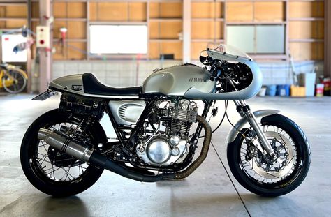 Bike Of The Day: Makato Endo’s Yamaha SR400 Cafe Racer - Return of the Cafe Racers Sr400 Cafe, Sr400 Cafe Racer, Sr 500, Japanese Icon, Yamaha Sr400, Vespa Gts, Cafe Racer Style, Custom Cafe Racer, Yamaha Motorcycle