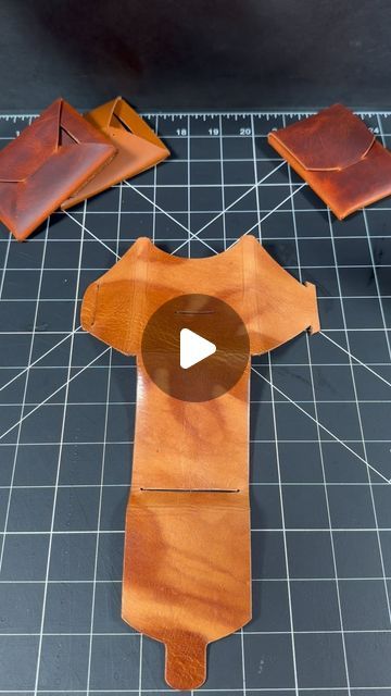 LeathermanJack on Instagram: "Folding a stitchless wallet #leatherasmr #satisfying #leather #leathertok #leatherworker #stitchless #leathertokleathercraft #leathertiktok #leathershop #leatherworks" Leather Origami Wallet, Diy Leather Pouches, Wallet Pattern Free, Leather Patterns Templates, Origami Wallet, Sac En Cuir Diy, Diy Leather Wallet, Leather Working Projects, Diy En Cuir