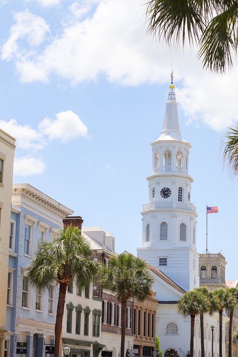 Guide to a Girl's Weekend in Charleston - South Florida Blogger Emily G. Charleston Sc Things To Do, Charleston Travel Guide, Charleston Beaches, Beach Art Painting, Charleston Travel, Antebellum Homes, Spring Break Trips, Charleston Homes, Travel Books