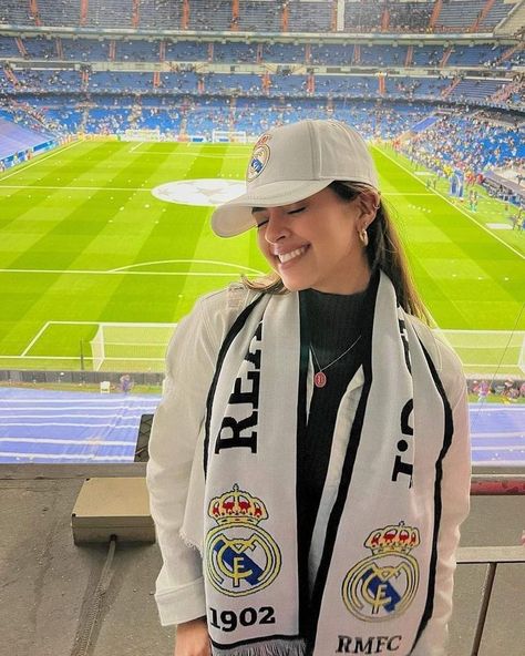 Real Madrid Girl Aesthetic, Real Madrid Girls Fans, Real Madrid Game, Soccer Wife, Real Madrid Fans, Madrid Girl, Madrid Outfits, Players Wives, Apres Ski Boots