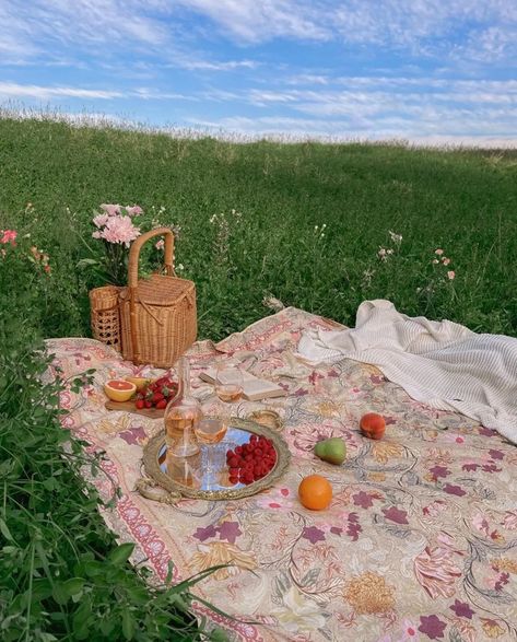 Nicole + Core + Aesthetic, Tara Milk Tea, Dream Dates, Meditation Scripts, Picnic Inspiration, Picnic Essentials, Castle Aesthetic, Cottage Aesthetic, Garden Picnic