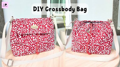 How to make drawstring crossbody bag tutorial Diy Drawstring Bag, Drawstring Bag Tutorial, Crossbody Bag Tutorial, Drawstring Crossbody Bag, Drawstring Bag Tutorials, Purse Diy, Bag Tutorial, Diy Purse, Bags Tutorial