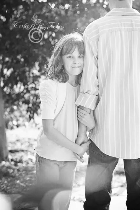 Father Daughter Poses, Father Daughter Pictures, Horse Shoot, Family Session Poses, Cinderella Ball, Father Daughter Photos, Daughter Pictures, Daughter Photo Ideas, Outdoor Family Portraits