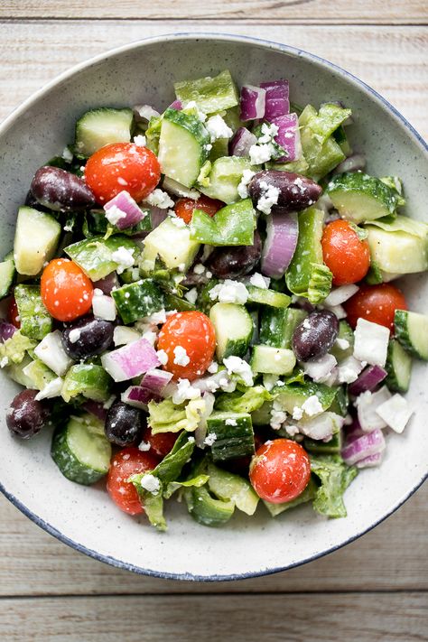 The best Greek salad with fresh tomatoes, cucumbers, red onions, green peppers, romaine lettuce, olives and feta cheese tossed in a lemon vinaigrette. | aheadofthyme.com #greeksalad #thebestgreeksalad #easysalad #mediterraneansalad #salad #greeksaladdressing #howtomakegreeksalad #saladrecipe #freshrecipes Greek Salad Dressing, Resep Salad, Greek Salad Recipes, Simple Meals, Mediterranean Salad, Resep Diet, Ambrosia Salad, Green Peppers, Best Salad Recipes