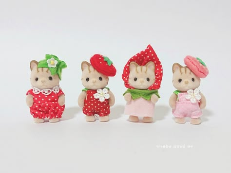 Museum Store, Mice, Strawberries, Straw, Instagram Profile, Figurines, On Twitter, Twitter, Animals