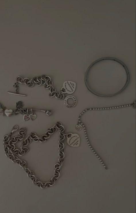 Tiffany’s silver jewelry. That girl silver jewelry Streetwear Jewelry Silver, Silver Girl Aesthetic Jewelry, Silver Jwellary Aesthetic, Silver Jewelry Outfit Ideas, Silver Jewelry Aesthetic Black Women, Silver Girl Aesthetic, Stargirl Jewelry, Jewellery Essentials, Streetwear Jewelry