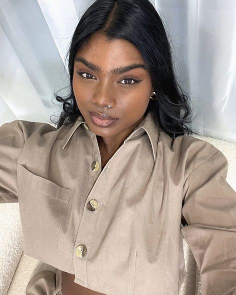 Naturally Thick Eyebrows, Thick Eyebrow Makeup Looks, Thick Eyebrows Natural Black Women, Thick Natural Eyebrows, Thick Eyebrows Natural, Thicker Eyebrows Makeup, Eyebrows Natural, Short Dark Hair, Thick Brows