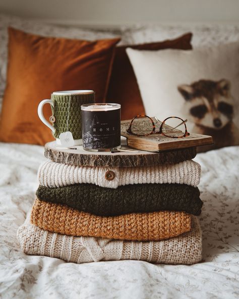 Flatlay idea and inspiration for Bookstagram and Instagram. Vintage aesthetic. Sweater stack. Cozy vibes. Autumn and fall. Autumn Flatlay, Best Photo Editor, Fall Purple, Fall Fireplace, Easy Fall Decor, Fall Decorating Ideas, Bookstagram Inspiration, Fall Photography, Summer Happy