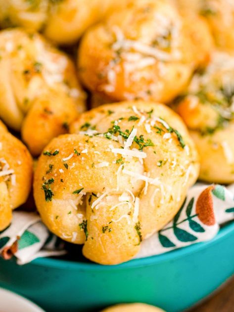 Garlic Knots with Pizza Dough Story - Busy Family Recipes Garlic Knots With Pizza Dough, Garlic Knots Pizza Dough, Garlic Knot Pizza, Baking From Scratch, Garlic Knots, Sourdough Discard, Bread Making, Busy Family, Easy Food