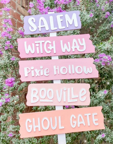 Booday Party, Cottage Halloween, Spooky Garden, Pasteles Halloween, Rainbow Halloween, Casa Halloween, Halloween Memes, Pastel Halloween, Diy Halloween Decor