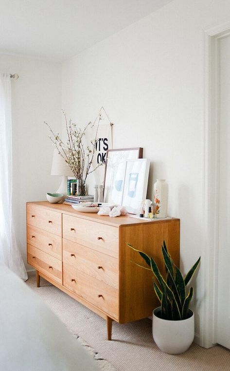 Brown wood Mid-century Modern Dresser via Shaynah Dodge Glitter Guide. Dressers crafted in the mid-century modern design style are typically made of solid brown wood. They are often finished in a warm chestnut brown color. We love mid-mod dressers! Reka Bentuk Bilik Tidur, Hiasan Dalaman Rumah, Reka Bentuk Dalaman, Koti Diy, Modern Dressers, Hiasan Bilik Tidur, Interior Design Per La Casa, Design Del Prodotto, Decoration Inspiration