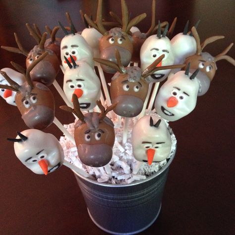 Disney Frozen Sven and Olaf Cake Pops Olaf Cake Pops, Sven And Olaf, Frozen Party Food, Pastel Frozen, Geek Birthday, Olaf Birthday, Disney Frozen Cake, Olaf Cake, Lego Invitations