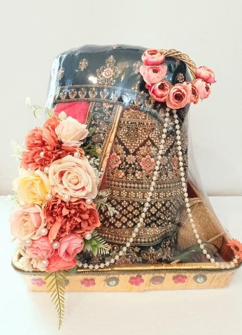 Lehenga Trousseau Packing, Lehenga Packing Ideas Wedding, Mrg Decoration, Wedding Frock Designs, Hampers Packaging, Saree Packing, Wedding Hampers, Disco Cake, Hearts Paper Crafts