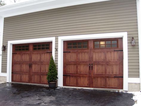 8+ Fancy Aluminum Garage Doors That Look Like Wood Photos -  -  #aluminumgaragedoorsthatlooklikewood #howtomakealuminumgaragedoorlooklikewood #paintingaluminumgaragedoorstolooklikewood Check more at https://woodcarving101.com/8-fancy-aluminum-garage-doors-that-look-like-wood-photos/ Fiberglass Garage Doors, Faux Wood Garage Door, Carriage House Garage Doors, Garage Door House, Craftsman Garage Door, Casa Garage, Carriage Garage Doors, Garage Door Windows, Farmhouse Garage