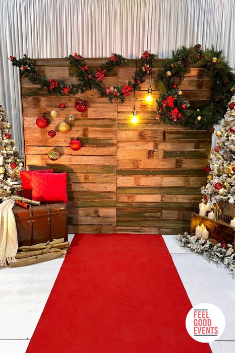 Rustic backdrop surrounded by christmas trees, pine garlands, wreath, ornaments and candles Rustic Christmas Backdrop, Christmas Decoration Outside, Christmas Diy Easy, Christmas Decorations For Outside, Rustic Christmas Party, Diy Christmas Backdrop, Outdoor Christmas Party, Christmas Party Backdrop, Christmas Photo Booth Backdrop