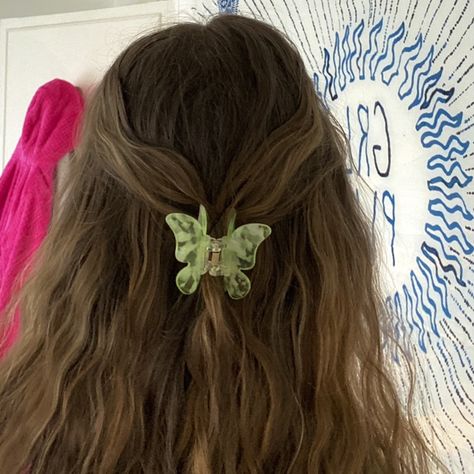 Green Claw Clip Aesthetic, Green Hair Clips Aesthetic, Hairstyles With Green Accessories, Green Butterfly Hair Clips, Butterfly Hair Pins Aesthetic, Butterfly Hairclips Aesthetic, Butterfly Clip Aesthetic, Leaf Claw Clip, Green Hair Accessories Aesthetic