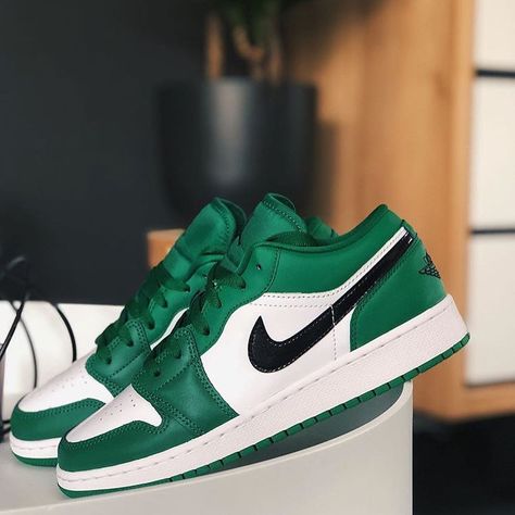 Air Jordan 1 Pine Green,Air Jordan 1 Low Women Outfit,Air Jordan 1 Outfit Green Jordan 1 Low Pine Green, Air Jordan 1 Pine Green, Nike Street Style, Jordan 1 Pine Green, Sneakers Outfit Work, Jordans Sneakers Outfit, Winter Sneakers Outfit, Sneakers Nike Jordan, Air Jordan 1 Outfit