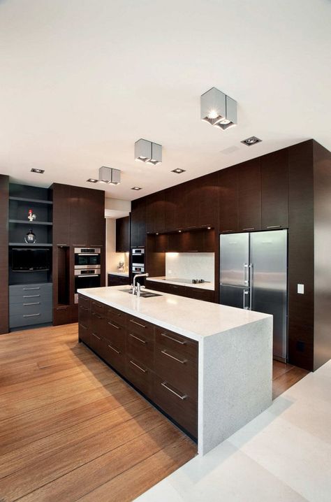 9 Inspirational Kitchens That Combine Dark Wood Cabinetry and White Countertops // This kitchen has a mix of dark wood cabinets and light wood floors, with white countertops to tie it all together. Kitchen Luxury Modern, Modern Classic Kitchen, Ultra Modern Kitchen, Interior Dapur, Indian Living Rooms, Kitchens Luxury, Kitchen Design Open, Classic Kitchen, Contemporary Kitchen Design