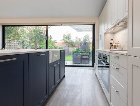 Leicht Kitchen, White Worktop, System Kitchen, Stainless Steel Kitchen Appliances, Belfast Sink, Blue And, Glass Splashback, White Sink, Cooker Hoods