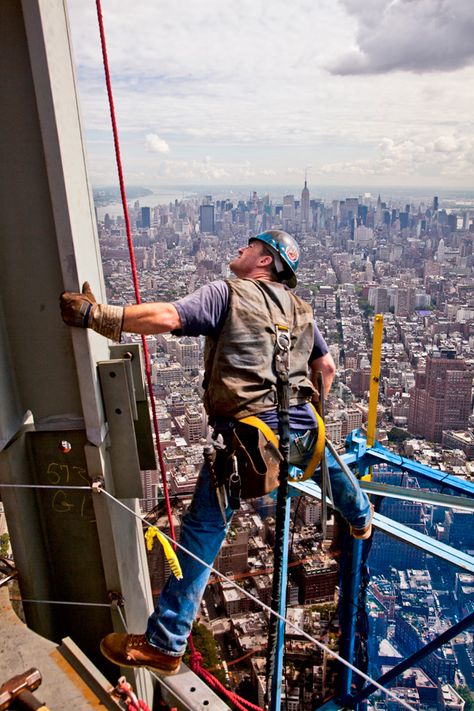 World Trade Center Rebuilding Photo of the Day - Esquire Iron Workers, Iron Worker, Dangerous Jobs, Steel Worker, Golf Design, Golf Tips For Beginners, One World Trade Center, Trade Centre, Man Stuff