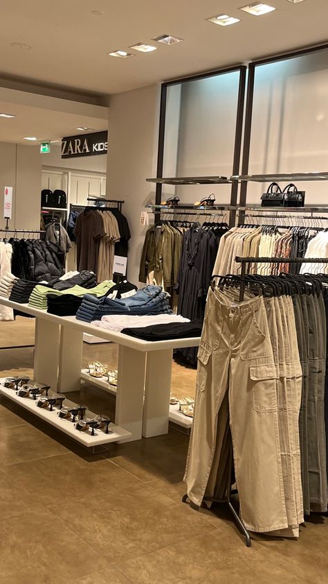 Clothes Showroom Interior Design, Clothes Shop Design, Branding Checklist, Zara Store, Phone Background Patterns, Kuwait City, Showroom Interior Design, Retail Interior, Hijabi Girl