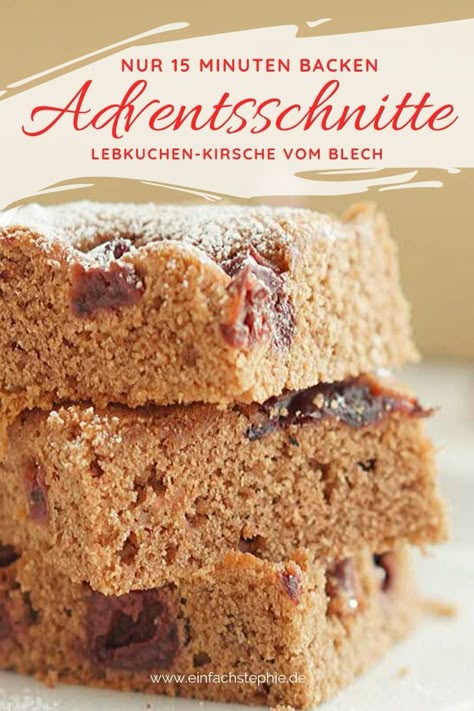 Lecker lockere Adventsschnitten - der weihnachtliche Kuchen vom Blech. Köstlich mit Lebkuchen-Note und saftigen Kirschen. Perfekt zum Advents-Kaffee oder Weihnachts-Brunch. Auch als weihnachtliches Dessert mit Vanilleeis eine besondere Leckerei Delicious Cakes, Christmas Brunch, Vanilla Ice Cream, Christmas Cake, Rice Krispie Treat, Christmas Desserts, Yummy Cakes, Banana Bread, Gingerbread