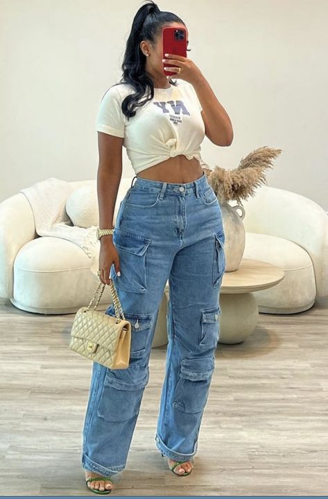 Cargo Jeans With Heels, Cargo Jean Pants Outfit, Mummy Jeans Outfit Ideas, Blue Jean Cargo Pants Outfit, Boyfriend Jeans Outfit Baddie, Wide Leg Cargo Jeans Outfit, Boyfriend Pants Outfit, Kargo Jeans, Demin On Denim Outfit