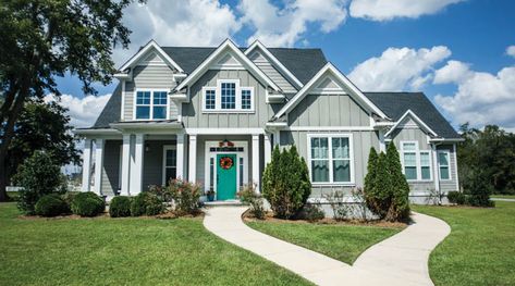 July Color of the Month: Sweet Garden (DE5696) Modern Cottage Homes, Best Exterior House Paint, Teal Door, Siding Colors, Grey Houses, Roof Colors, Exterior Paint Colors For House, Contemporary Style Homes, Modern Cottage