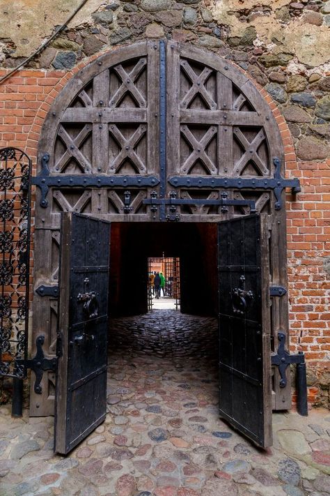 Door Trakai Castle, Vilna, Lithuania Trakai Castle, Cool Doors, Old Doors, Medieval Castle, Grand Entrance, Beautiful Doors, Latvia, Estonia, Lithuania