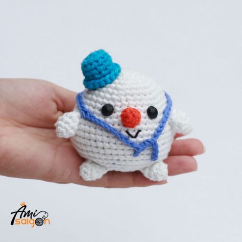 Snowman amigurumi free pattern for beginners - Ami Saigon Snowman Amigurumi, Crazy Things, Crochet Heart, Amigurumi Free, Amigurumi Free Pattern, Crochet Patterns Amigurumi, Slip Stitch, Yarn Colors, Cute Bunny