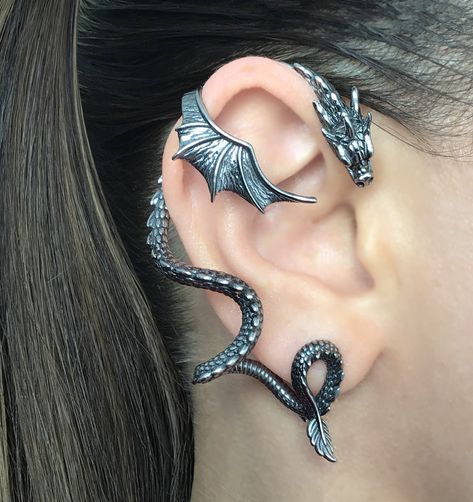 Artfully crafted full of details Dragon cuff earring is made of 316 Stainless steel .Those earring are unisex, and can be worn by both men and women.Size is around 1 7/8 inches long from post to hookPost: 21G, standard post with butterfly push backMaterials: Stainless steelClosure: Push backStyle: Gothic Dragon Ear Cuffs, Vampire Jewelry, Piercing Labret, Piercing Conch, Faux Piercing, Piercing Tragus, Cuff Earring, Dragon Earrings, Gothic Earrings