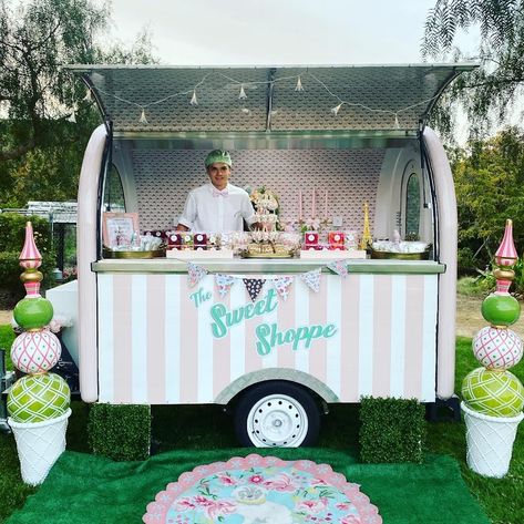 Cookie Food Trailer, Mobile Cookie Cart, Mobile Candy Shop, Cotton Candy Trailer, Dessert Truck Ideas, Ice Cream Trailer Ideas, Baking Truck, Candy Food Truck, Dessert Trailer