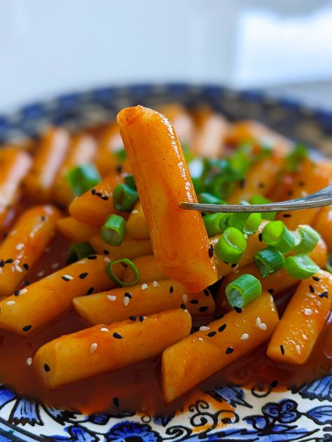 Vegan Tteokbokki, Korean Rice Cakes, Tteokbokki Recipe, Korean Rice Cake, Rice Flower, Gochujang Sauce, Cake Rolls, Korean Rice, Spicy Rice