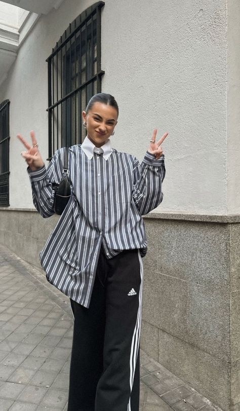 Black Track Pants Outfit, Looks Adidas, Track Pants Outfit, Look Adidas, Summer Outfits 2024, Estilo Chic, Looks Street Style, Street Style Trends, Modieuze Outfits