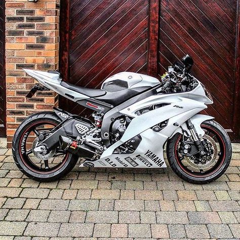 • Beautiful White R6 | @alexandermalikuk Sepeda Motor Sport, Motor Balap, Custom Built Motorcycles, Motor Yamaha, Bike Pictures, Custom Sport Bikes, Motos Honda, Yamaha Bikes, Yamaha R6