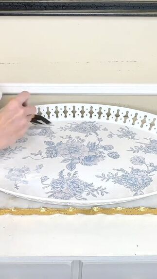 Looking for some decorative DIY tray ideas? Today, I'm excited to share a step-by-step tutorial on how I transformed a large white tray from my local thrift store. Decoupage Tray Ideas, Metal Tray Makeover, Diy Tray Ideas, Diy Tray Makeover, Diy Resin Tray, Blue And White Roses, Country Chic Paint, Decoupage Tray, Gold Tray